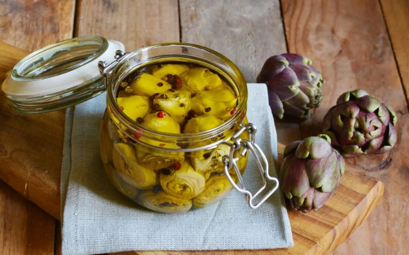 Carciofini sott'olio pugliesi conservati in vasetto di vetro