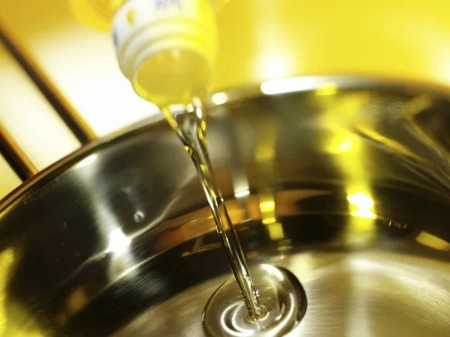 Olio extravergine di oliva versato in cottura, resistente al calore