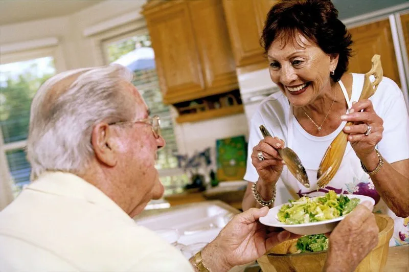 Anziano che assaggia olio extravergine di oliva Olio Cristofaro