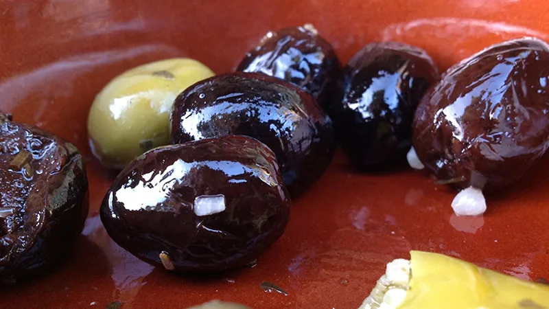 Olive Peranzana nere in salamoia pronte da gustare