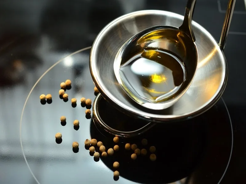 Bottiglie di olio extravergine d'oliva Cristofaro in frantoio