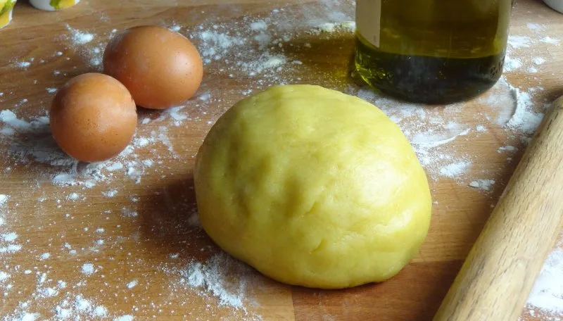 Pasta frolla all'olio extravergine di oliva pronta per essere lavorata
