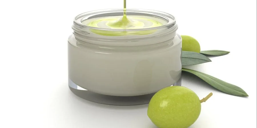 Goccia di olio extravergine di oliva, fonte naturale di squalene