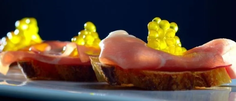 Perle di caviale all'olio extravergine di oliva su un cucchiaio