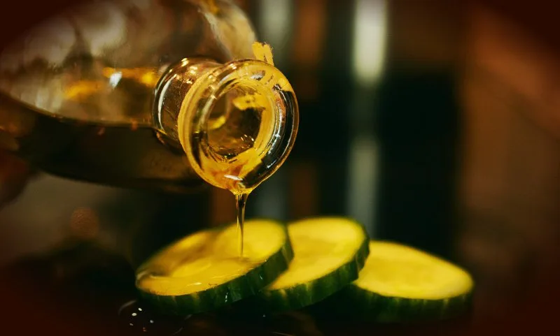 Olio extravergine di oliva versato a crudo su un piatto pugliese