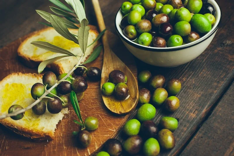 Fette di pane condite con olio extravergine di oliva pronte per la colazione