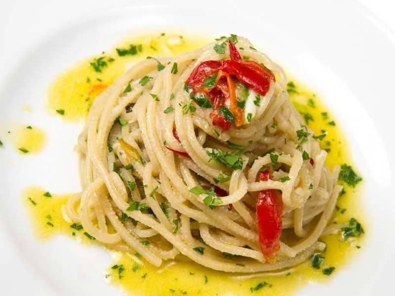 Piatto di spaghetti aglio, olio evo, peperoncino e pangrattato