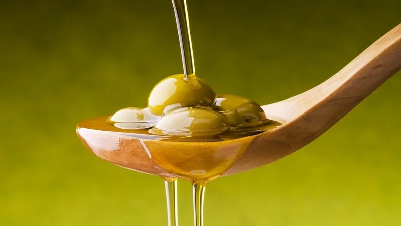 Bottiglia di olio extravergine Cristofaro con olive, simbolo di lipidi e grassi buoni