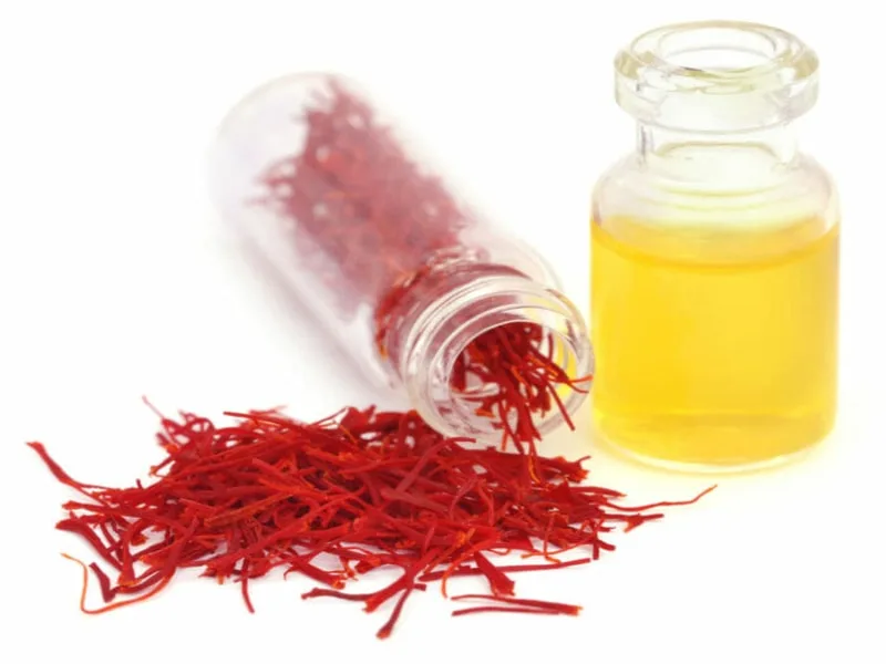 Olio Extravergine di Oliva versato con pistilli di zafferano, l'oro rosso e l'oro giallo insieme