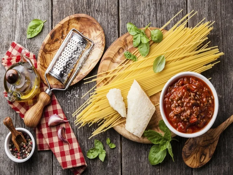 Bottiglia di Olio Cristofaro accanto a energia e benessere fisico