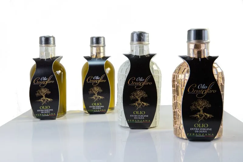 Bottiglie decorate di olio extravergine pugliese pronte come regalo di Natale