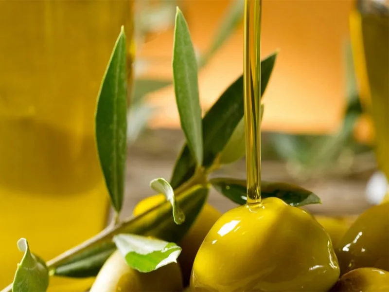 Bottiglia di olio extravergine d'oliva Cristofaro, esempio di alimento nutraceutico