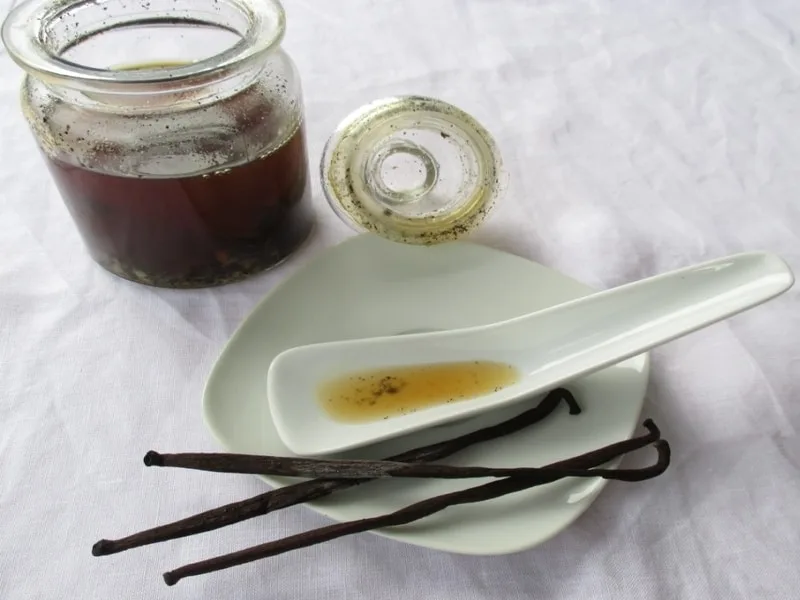 Bottiglia di olio extravergine di oliva con stecche di vaniglia