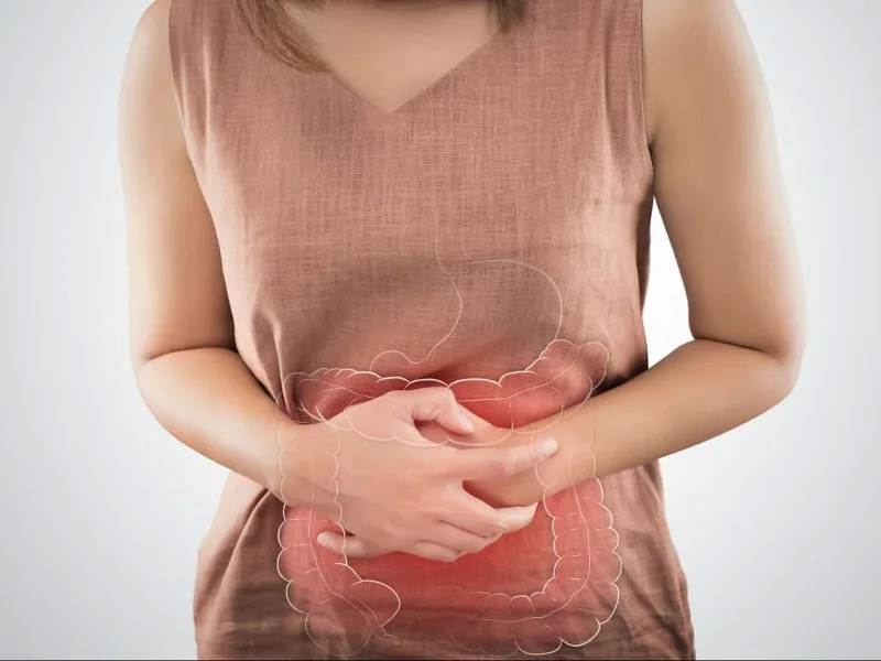Bottiglia di olio extravergine d'oliva Cristofaro accostata a ingredienti naturali per il benessere intestinale