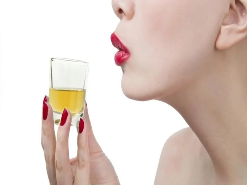 Cucchiaio di olio extravergine di oliva usato per l'Oil Pulling, il risciacquo per la salute delle gengive