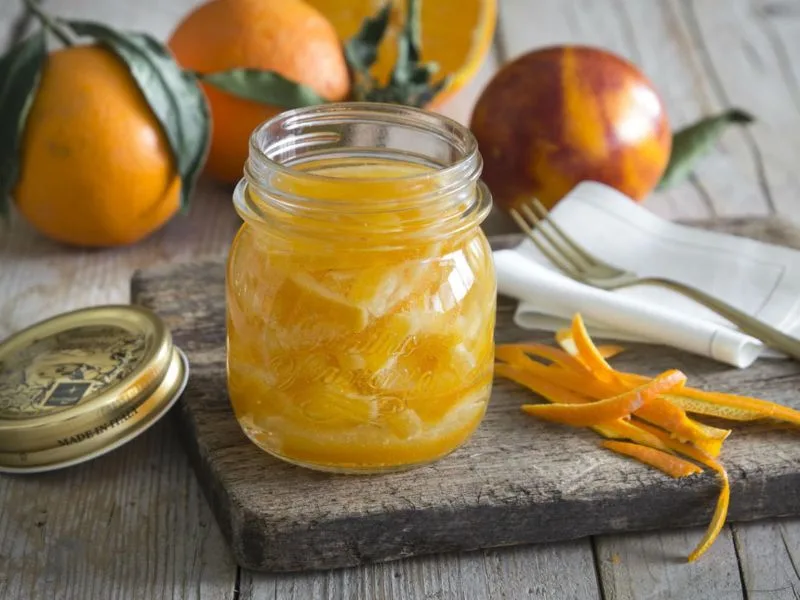 Barattolo di arance sott'olio extravergine di oliva pronto in tavola