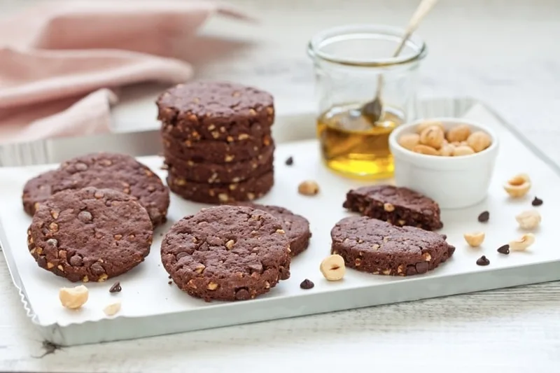 Piatto vegano con verdure fresche condite con olio extravergine di oliva