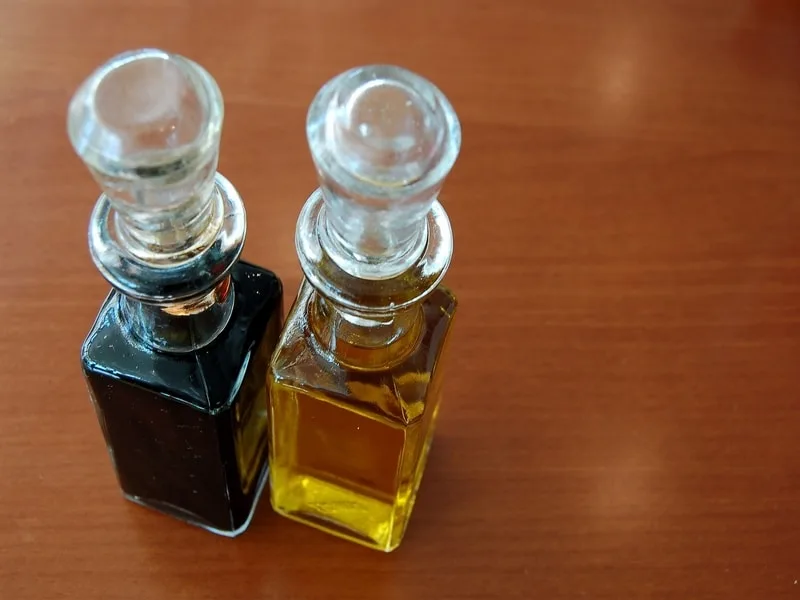 Olio extravergine di oliva e aceto di mele pronti per un trattamento naturale per la pelle