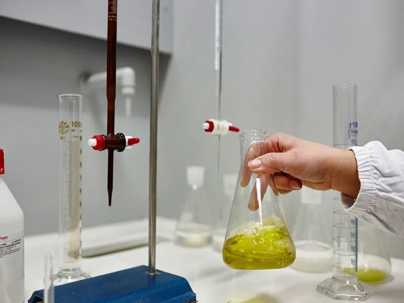 Campioni di olio extravergine pronti per l'analisi in laboratorio