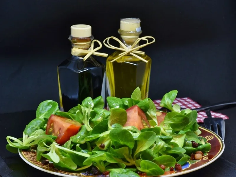 Bottiglia di olio extravergine di oliva Cristofaro con olive fresche