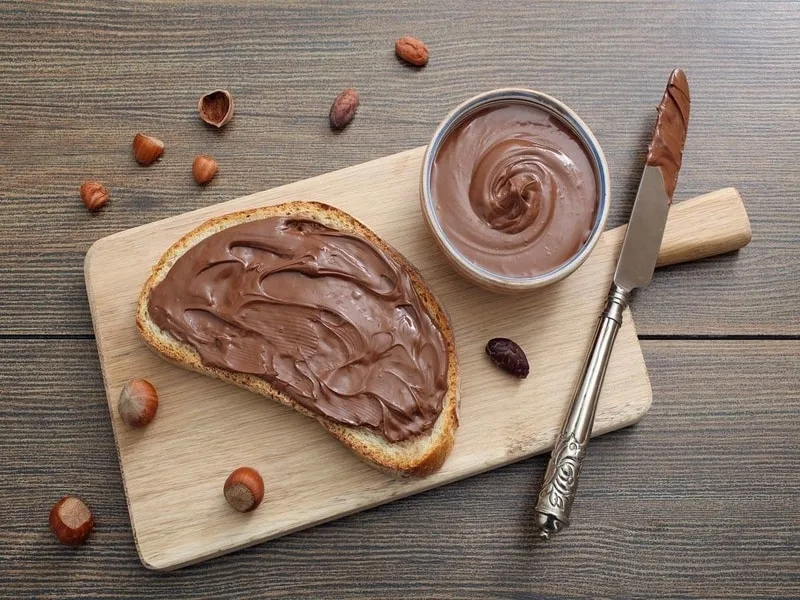 Vasetto di crema alle nocciole fatta in casa con olio extravergine e cioccolato fondente