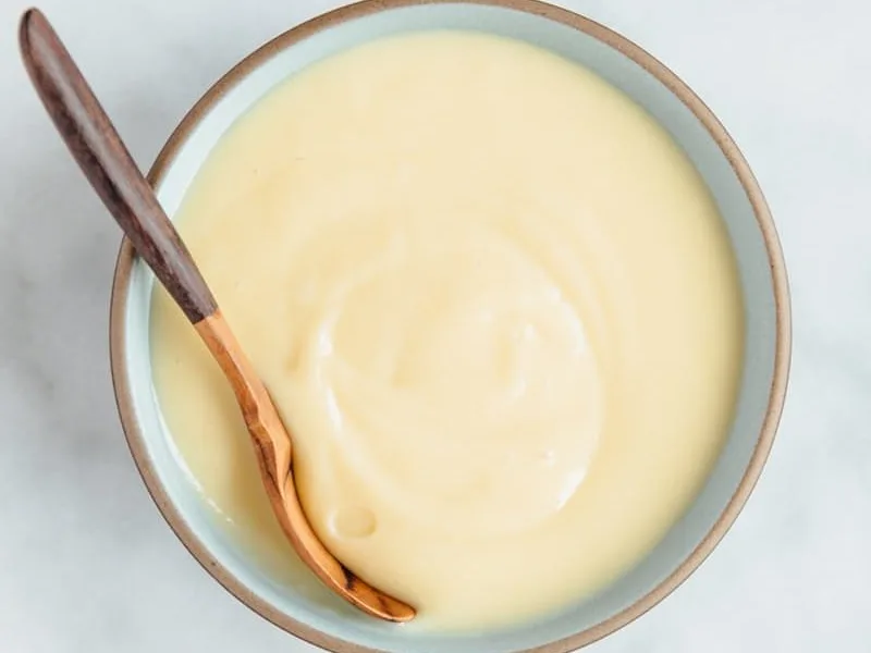 Crema pasticcera preparata con Olio Extravergine di Oliva servita in coppetta