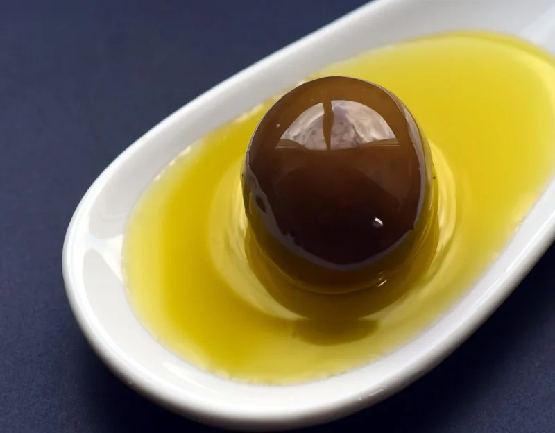 Bottiglia di olio extravergine di oliva Cristofaro, ricco di acido oleico