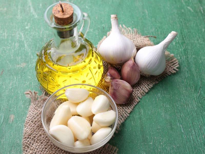 Composto di olio d'oliva e aglio pronto per il trattamento anticaduta dei capelli