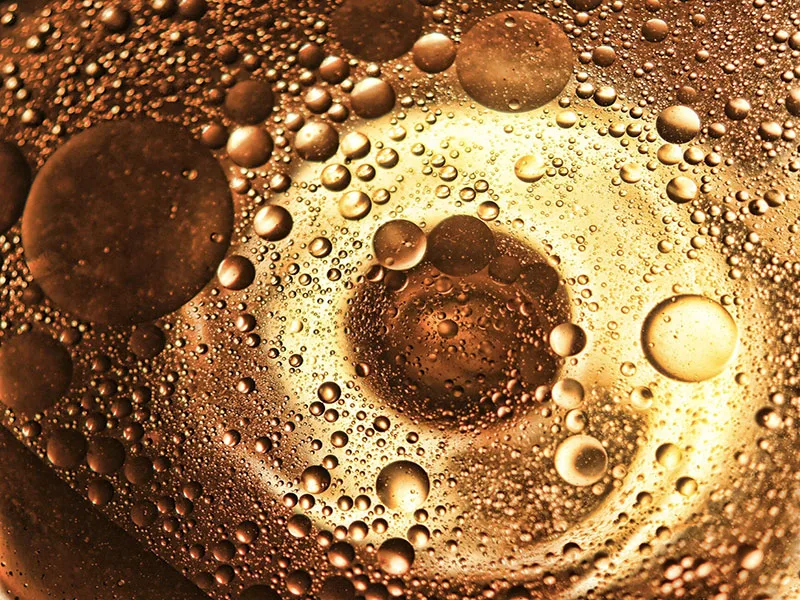 Bottiglia e goccia d'olio extravergine, simbolo del tirosolo antiossidante