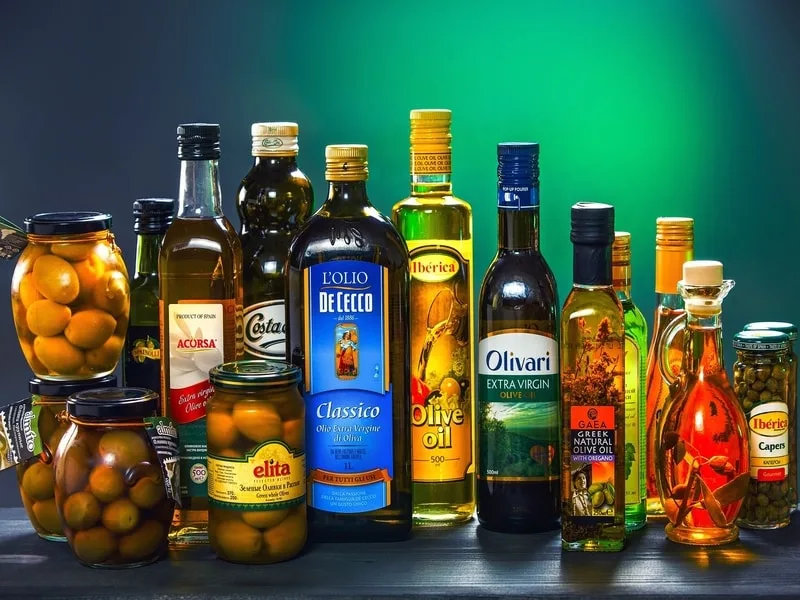 Bottiglie di olio extravergine di oliva sottoposte a test di laboratorio