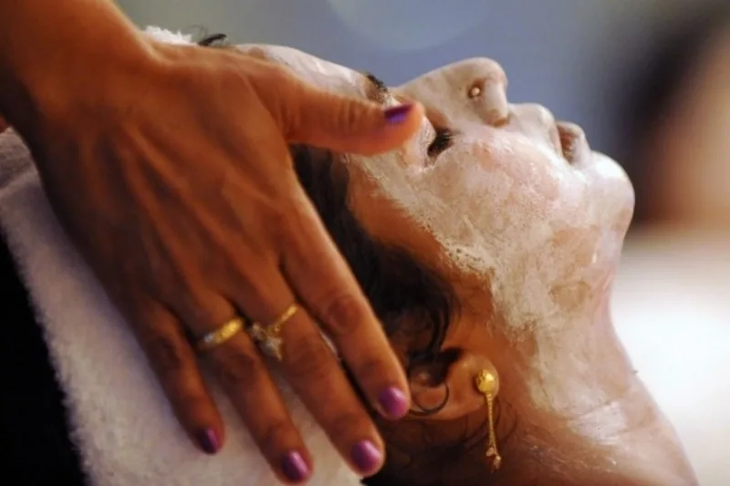Bicarbonato e olio extravergine di oliva pronti per la preparazione di uno scrub naturale