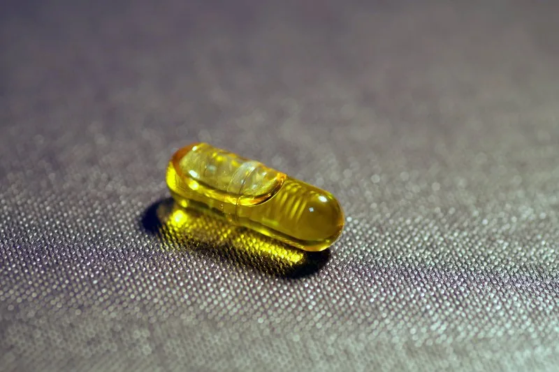 Bottiglia e frutti d'oliva simbolo dei polifenoli dell'olio extravergine