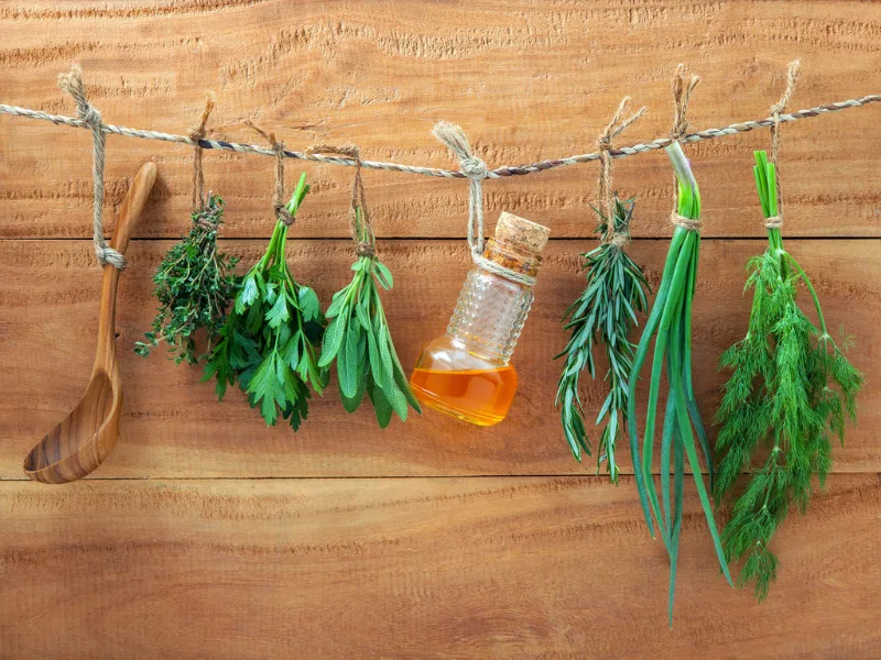 Bottiglia di olio extravergine di oliva pronta per l'infusione con erbe aromatiche
