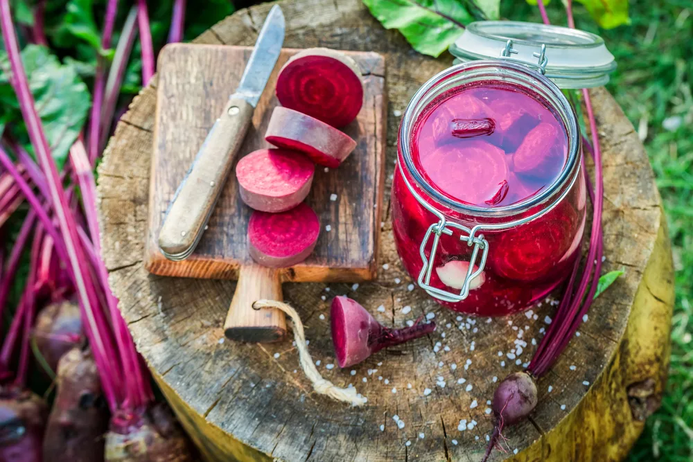 Barbabietole rosse tagliate a fette, pronte per essere conservate sott'olio