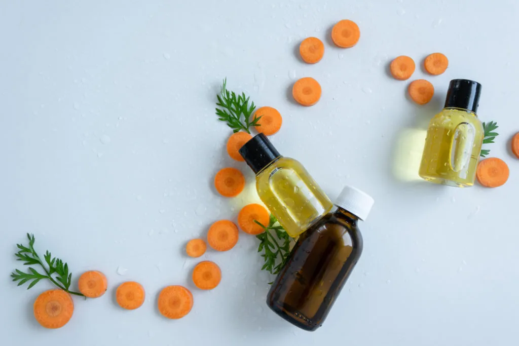 Oleolito alla carota fatto in casa con olio extravergine di oliva in vasetto di vetro