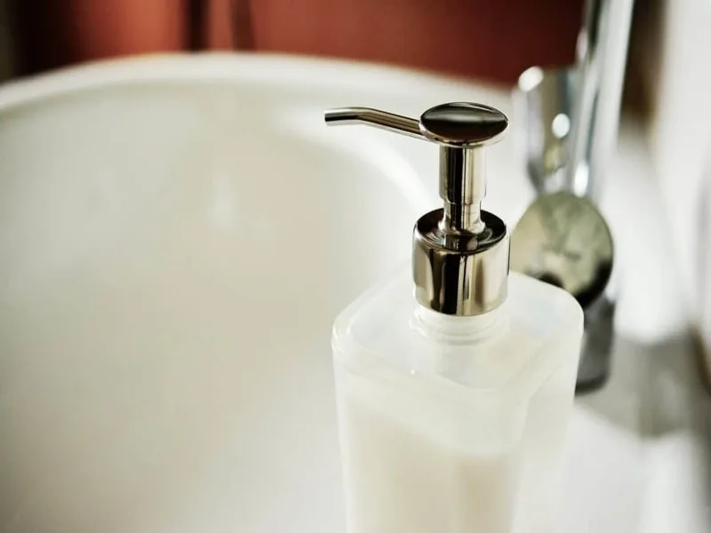 Sapone liquido fatto in casa con olio d'oliva versato in un contenitore con dispenser