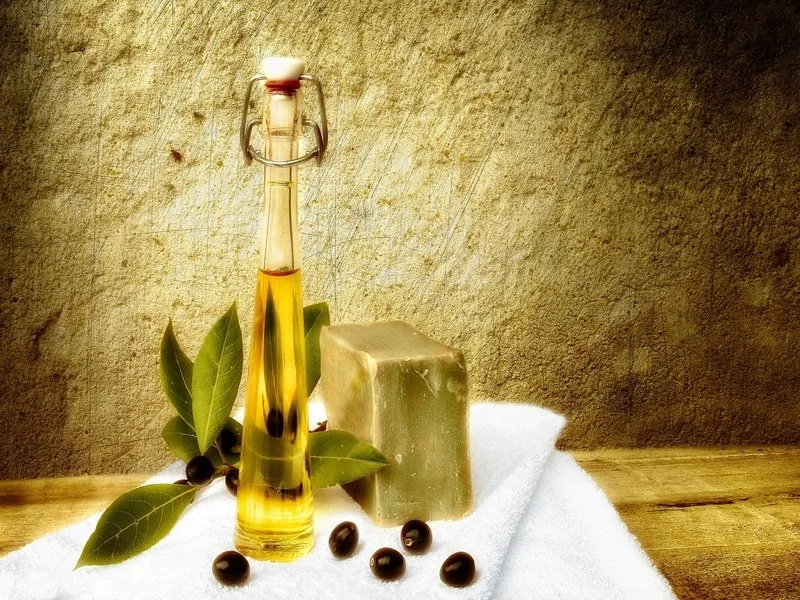 Sapone di Aleppo tagliato a pezzi, preparato con olio extravergine di oliva e alloro