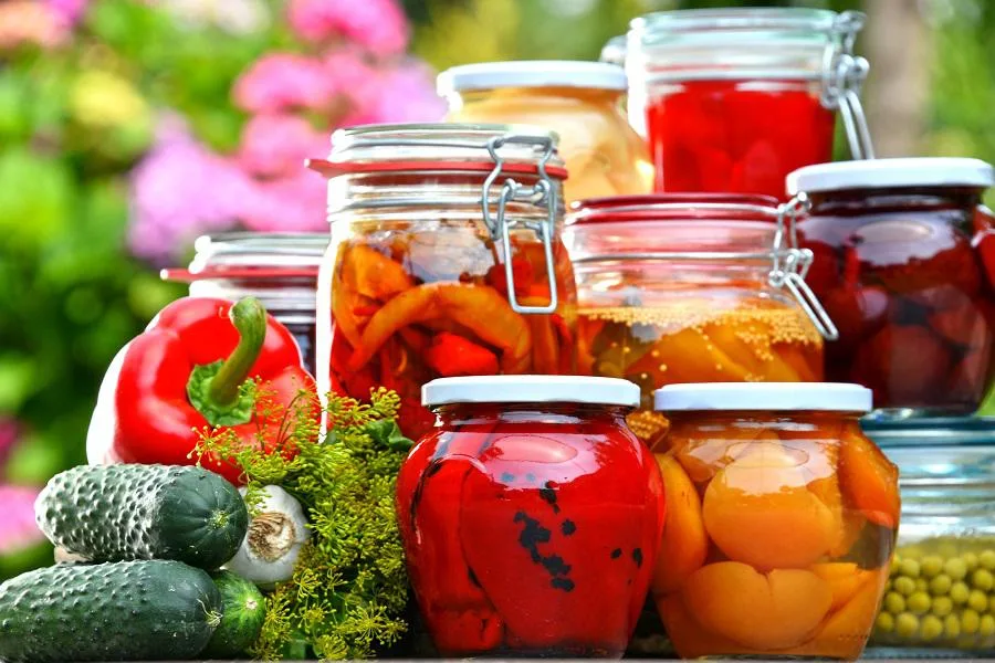 Barattoli di verdure conservate sott'olio extravergine di oliva