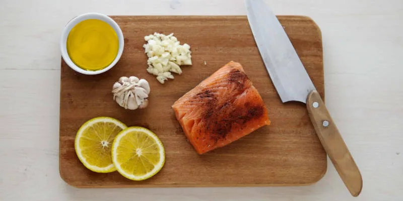 Olio extravergine con scorze di cedro e limone in fase di macerazione
