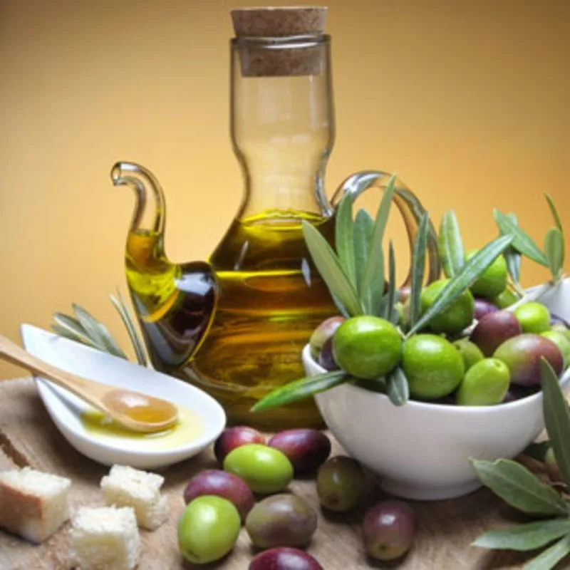 Olio extravergine di oliva versato come rimedio naturale per ferite e piaghe da decubito
