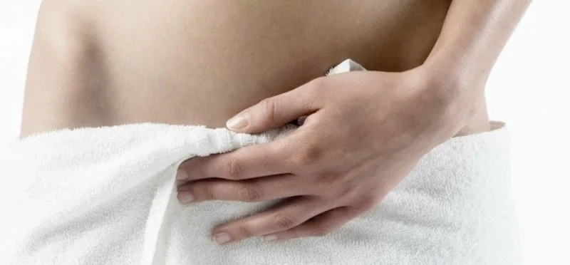 Olio d'oliva versato, simbolo del suo uso come rimedio naturale per l'intimità