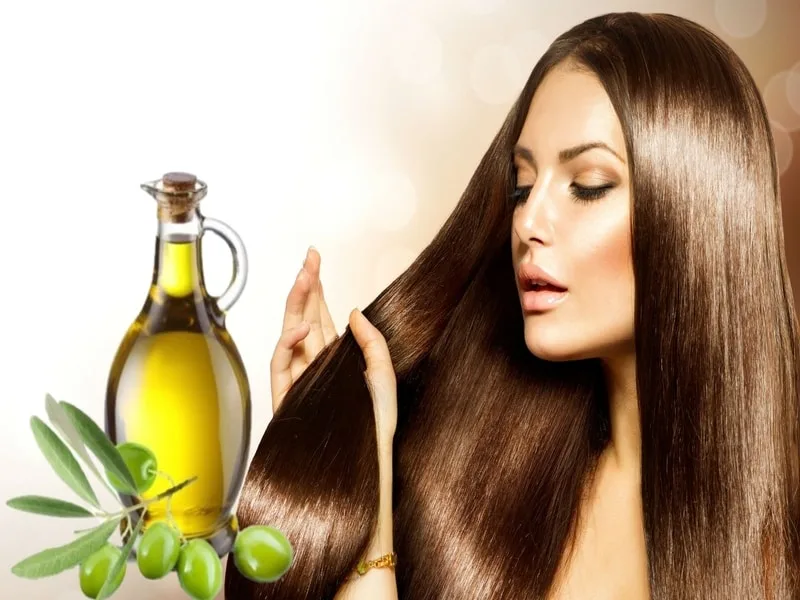 Cucchiaio di olio d'oliva e limone su un tavolo, ingredienti per un impacco naturale contro la forfora