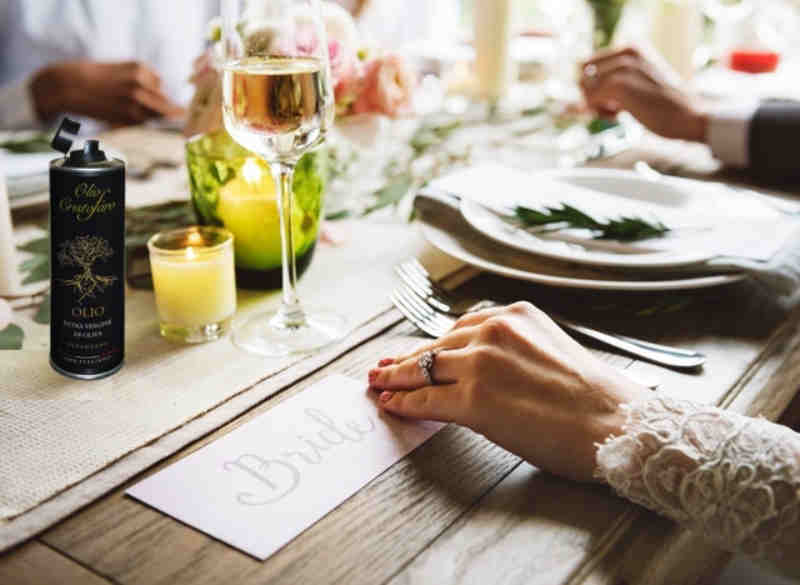 Olio extravergine servito con cura in un ristorante