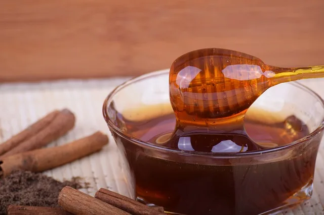 Biscotti, olio extravergine e miele pronti per maschere di bellezza fatte in casa