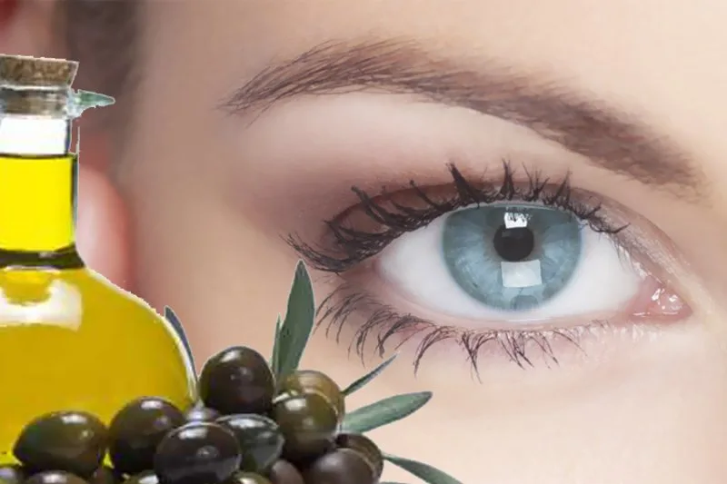 Applicazione di olio d'oliva sulla zona del contorno occhi come trattamento naturale
