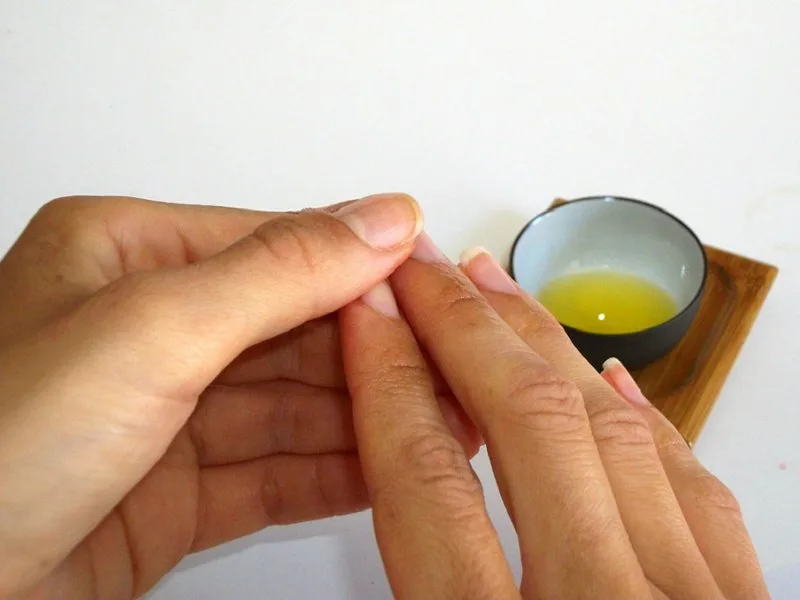 Mani curate con trattamento all'olio di oliva per rinforzare le unghie