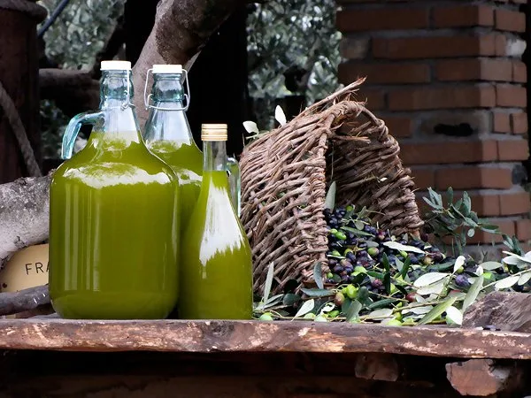 Bottiglia di olio extravergine di oliva appena filtrato, limpido e dorato