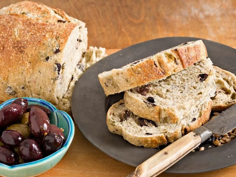Pane alle olive appena sfornato, ricetta tipica pugliese