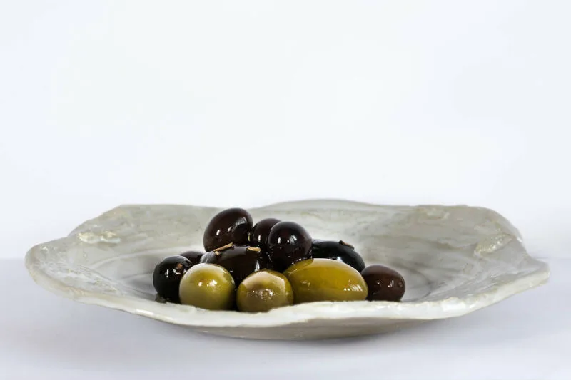 Cesto di olive nere e verdi appena raccolte pronte per la conservazione
