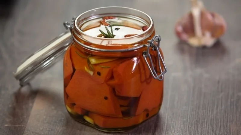 Zucca sott'olio a fettine conservata in barattoli con olio extravergine di oliva
